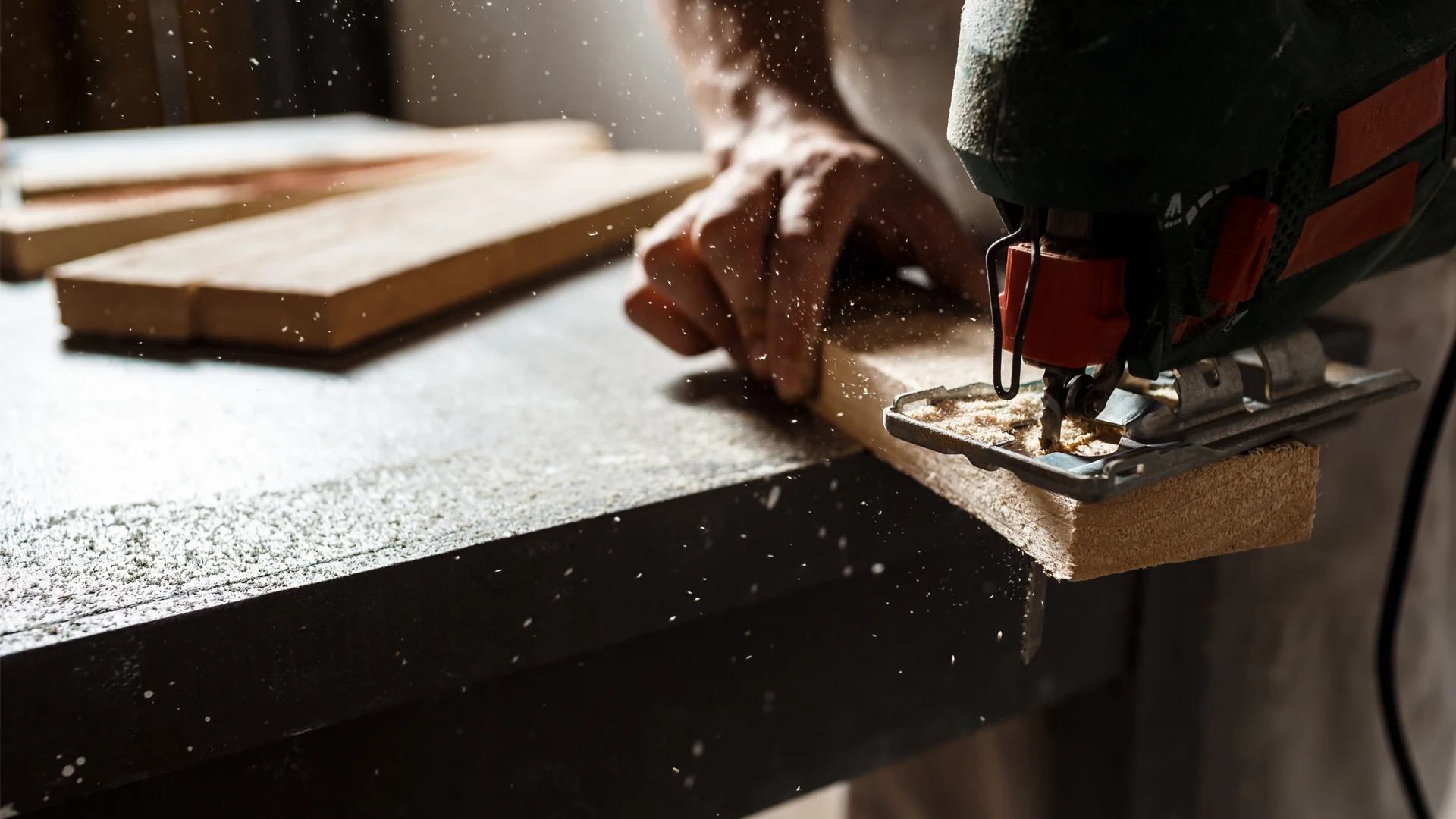 serraje Trabajador utilizando maquinaria de carpintería para crear muebles a medida en un proyecto de reforma.