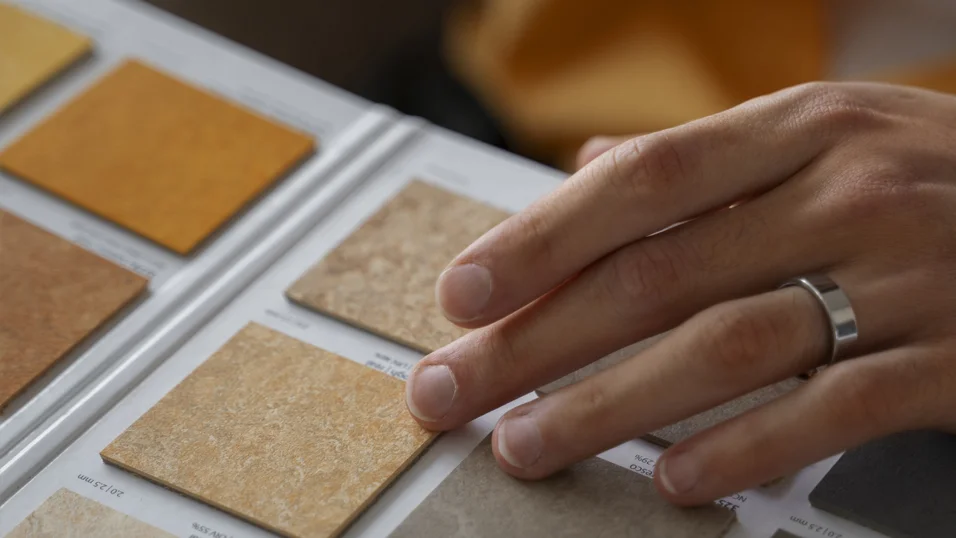 Diseño de interiores Materiales de diseño interior, incluidos catálogos de colores y herramientas de planificación para renovar espacios.