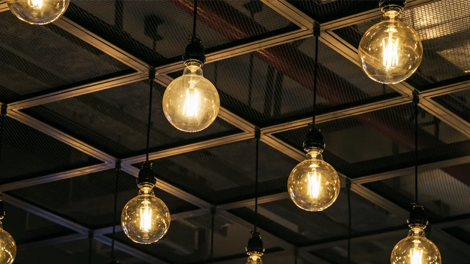 ILUMINACION Lámpara lista para ser instalada en un proyecto de renovación de interiores, enfocada en mejorar la iluminación.