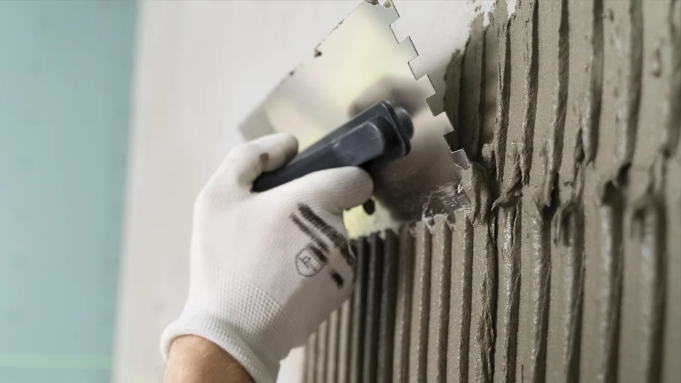 RENOVACIONES Diversos equipos y herramientas de construcción, incluidos taladros y niveladores, necesarios para proyectos de renovación.